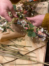 Indlæs billede til gallerivisning Buket og kranse kursus 9/3 2026 kl. 18:00-20:00