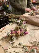 Indlæs billede til gallerivisning Buket og kranse kursus 9/3 2026 kl. 18:00-20:00