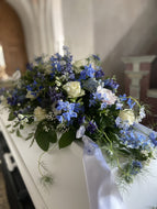 Blomsterkærlighed - Kistepynt i blå og hvid
