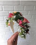 Hårbøjle med friske blomster